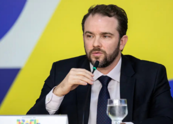 O governo federal institui subsídio de R$ 1,20 por litro para diesel importado e R$ 0,80 para diesel nacional, com adesão voluntária de estados e duração de dois meses.