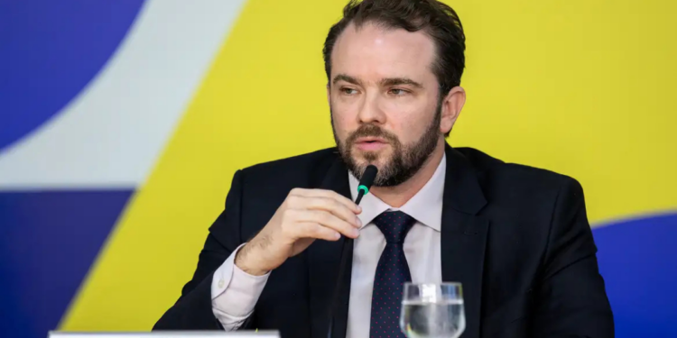O governo federal institui subsídio de R$ 1,20 por litro para diesel importado e R$ 0,80 para diesel nacional, com adesão voluntária de estados e duração de dois meses.