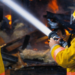 Cientistas em Pernambuco desenvolveram um biogel biodegradável à base de algas que otimiza o uso da água no combate a incêndios, reduzindo o consumo em até 85% e protegendo lavouras do agronegócio.