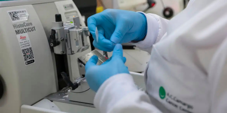 A partir de abril de 2026, pacientes com câncer de próstata no Brasil poderão realizar cirurgia robótica pelo SUS e planos privados, garantindo tratamento moderno, preciso e com recuperação mais rápida.