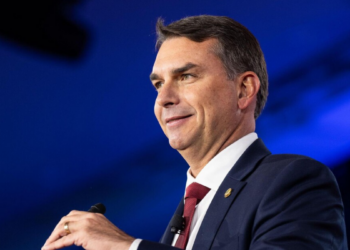 Flávio Bolsonaro disse em podcast que votou favoravelmente ao projeto de lei sobre misoginia sem analisar o conteúdo, afirmando que seguia orientação do partido. Proposta segue agora para a Câmara.