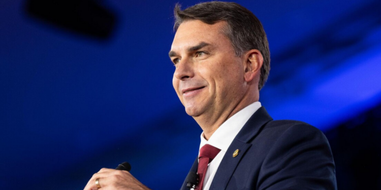 Flávio Bolsonaro disse em podcast que votou favoravelmente ao projeto de lei sobre misoginia sem analisar o conteúdo, afirmando que seguia orientação do partido. Proposta segue agora para a Câmara.