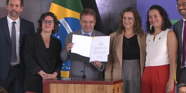 Governo federal lança protocolo nacional para investigar crimes contra jornalistas, reforçando a proteção à liberdade de imprensa e a atuação das forças de segurança.