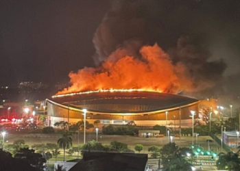 Incêndio de grandes proporções atinge o Velódromo do Parque Olímpico do Rio. Bombeiros controlam as chamas e não há feridos. Causas serão investigadas.