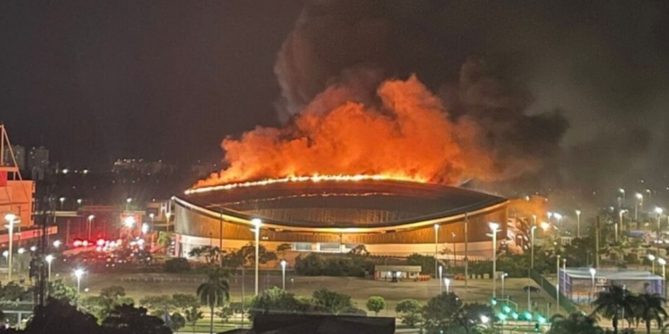 Incêndio de grandes proporções atinge o Velódromo do Parque Olímpico do Rio. Bombeiros controlam as chamas e não há feridos. Causas serão investigadas.