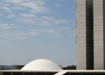 A Câmara dos Deputados aprovou o PLP 109/2025, dando à ANP acesso a dados fiscais de empresas do setor de energia, e o PL 396/2007, que define regras mínimas para a transição de governo; textos seguem ao Senado e CCJ.