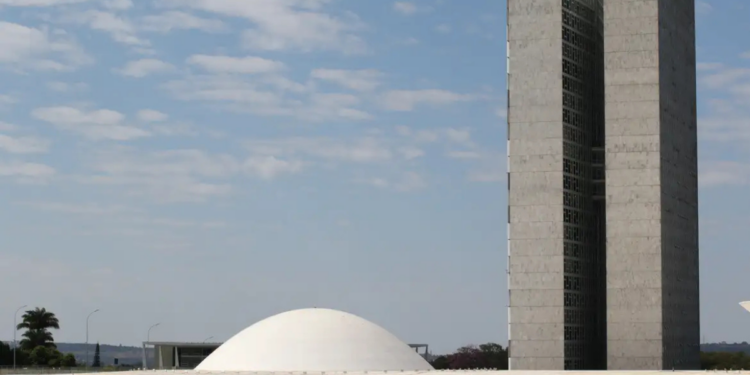 A Câmara dos Deputados aprovou o PLP 109/2025, dando à ANP acesso a dados fiscais de empresas do setor de energia, e o PL 396/2007, que define regras mínimas para a transição de governo; textos seguem ao Senado e CCJ.