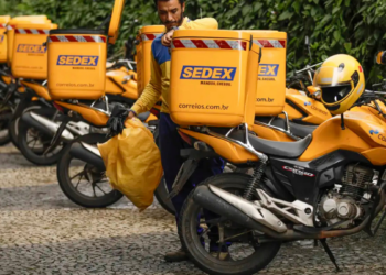 Trabalhadores dos Correios mantêm greve por tempo indeterminado, enquanto estatal pede ao TST que paralisação seja considerada abusiva.