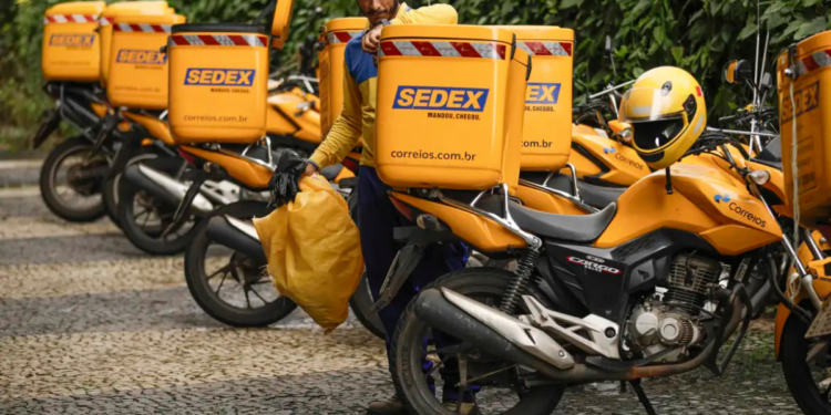 Trabalhadores dos Correios mantêm greve por tempo indeterminado, enquanto estatal pede ao TST que paralisação seja considerada abusiva.