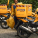 Trabalhadores dos Correios mantêm greve por tempo indeterminado, enquanto estatal pede ao TST que paralisação seja considerada abusiva.