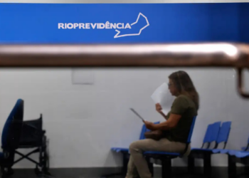 O Ministério Público do Rio de Janeiro solicitou ao Rioprevidência explicações sobre investimentos de R$ 100 milhões em bancos não credenciados e sobre gestão de empréstimos consignados de servidores e pensionistas.