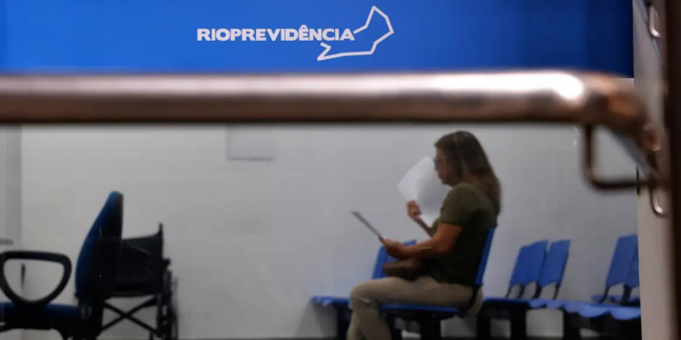 O Ministério Público do Rio de Janeiro solicitou ao Rioprevidência explicações sobre investimentos de R$ 100 milhões em bancos não credenciados e sobre gestão de empréstimos consignados de servidores e pensionistas.