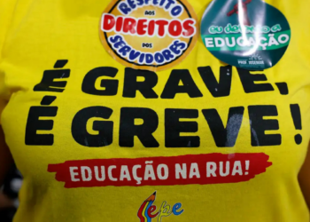 Professores e funcionários da educação do Rio paralisam atividades por 24 horas e cobram recomposição salarial, pagamento de benefícios e melhores condições de trabalho.