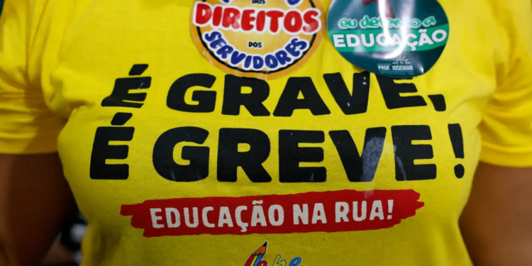 Professores e funcionários da educação do Rio paralisam atividades por 24 horas e cobram recomposição salarial, pagamento de benefícios e melhores condições de trabalho.