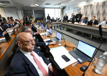 Comissão do Senado aprova PEC que extingue aposentadoria compulsória como punição e prevê demissão de magistrados e membros do MP em casos graves.