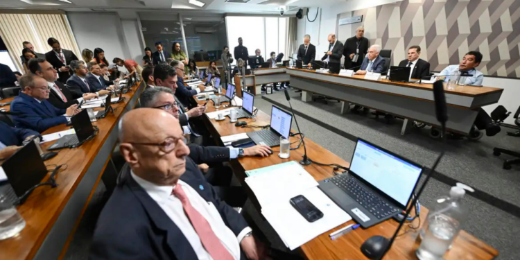 Comissão do Senado aprova PEC que extingue aposentadoria compulsória como punição e prevê demissão de magistrados e membros do MP em casos graves.