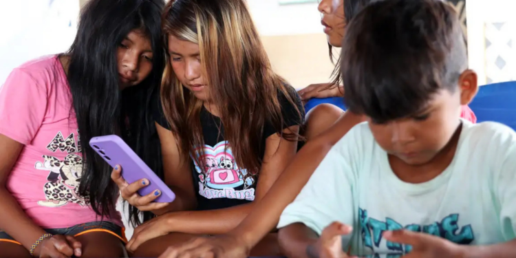 Relatório da ONU relaciona uso excessivo de redes sociais à queda no bem-estar de jovens; especialistas destacam importância de limites familiares e educação digital.