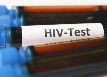 Fiocruz Bahia inicia estudo inovador com PrEP para prevenção do HIV entre jovens de áreas periféricas, envolvendo 1,4 mil participantes e acompanhamento de até 12 meses.