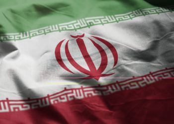 Milhares vão às ruas no Irã para marcar 40 dias da morte de Ali Khamenei; atos refletem apoio ao regime e impacto do conflito com Israel e EUA.