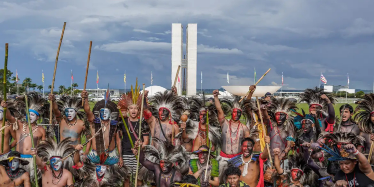 Lideranças indígenas propõem ao governo criação de zonas livres de combustíveis fósseis e defesa de territórios na agenda climática da COP 30.