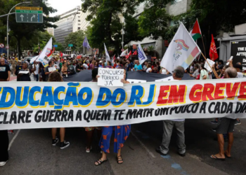 Profissionais da educação das redes estadual e municipal do Rio de Janeiro realizam paralisação de 24 horas para reivindicar reajuste salarial, valorização profissional e melhorias nas condições de trabalho, com novas assembleias marcadas.