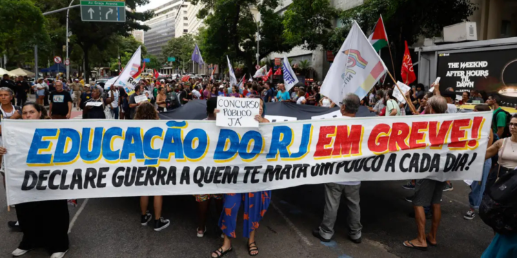 Profissionais da educação das redes estadual e municipal do Rio de Janeiro realizam paralisação de 24 horas para reivindicar reajuste salarial, valorização profissional e melhorias nas condições de trabalho, com novas assembleias marcadas.