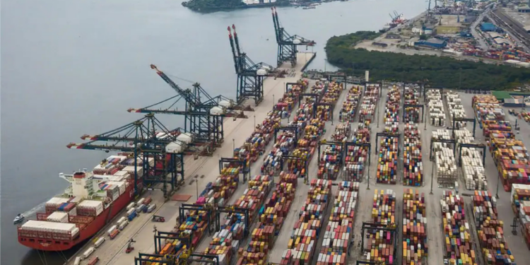 O Porto de Santos passou a priorizar navios com combustíveis em caráter emergencial após alerta de risco de desabastecimento em São Paulo, segundo decisão da Autoridade Portuária de Santos.