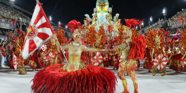 Liesa e prefeitura do Rio firmam acordo para ampliar o Grupo Especial do carnaval carioca até 15 escolas em 2030, com transição gradual e novas regras de acesso e rebaixamento.