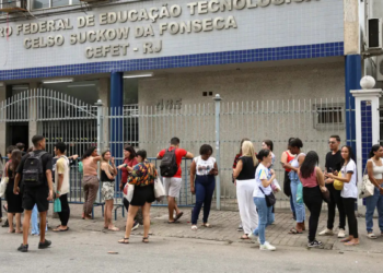 O Cefet/RJ abriu processo seletivo com 22 vagas para professores efetivos em várias áreas. Inscrições vão até 20 deste mês e seleção terá três etapas.