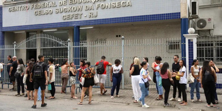 O Cefet/RJ abriu processo seletivo com 22 vagas para professores efetivos em várias áreas. Inscrições vão até 20 deste mês e seleção terá três etapas.