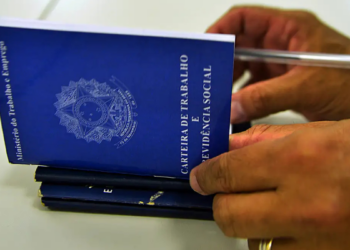 Pesquisa da CNI mostra que o emprego com carteira assinada segue como o mais desejado pelos brasileiros, mesmo com o crescimento de trabalhos autônomos e por aplicativos.