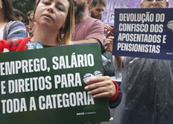 Professores da rede estadual de São Paulo mantêm paralisação e se reúnem em assembleia no MASP para decidir continuidade do movimento e reivindicar reajuste e melhorias.