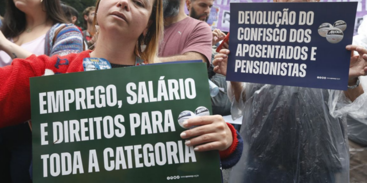 Professores da rede estadual de São Paulo mantêm paralisação e se reúnem em assembleia no MASP para decidir continuidade do movimento e reivindicar reajuste e melhorias.