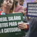 Professores da rede estadual de São Paulo mantêm paralisação e se reúnem em assembleia no MASP para decidir continuidade do movimento e reivindicar reajuste e melhorias.