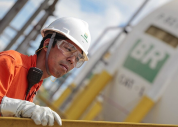 Dados da ANP mostram que o Brasil possui reservas de petróleo suficientes para aproximadamente 12,7 anos de produção, com alta nas reservas provadas e destaque para o pré-sal.