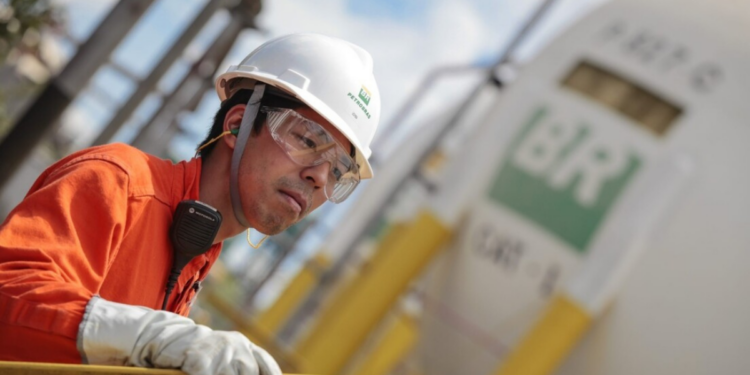 Dados da ANP mostram que o Brasil possui reservas de petróleo suficientes para aproximadamente 12,7 anos de produção, com alta nas reservas provadas e destaque para o pré-sal.