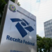 Criminosos aplicam golpes com mensagens falsas em nome da Receita Federal para enganar contribuintes e obter dados pessoais e pagamentos indevidos.