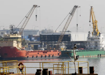 TRF2 mantém suspensão do aumento do imposto de exportação sobre petróleo para 12%. Decisão envolve disputa entre governo e multinacionais do setor.
