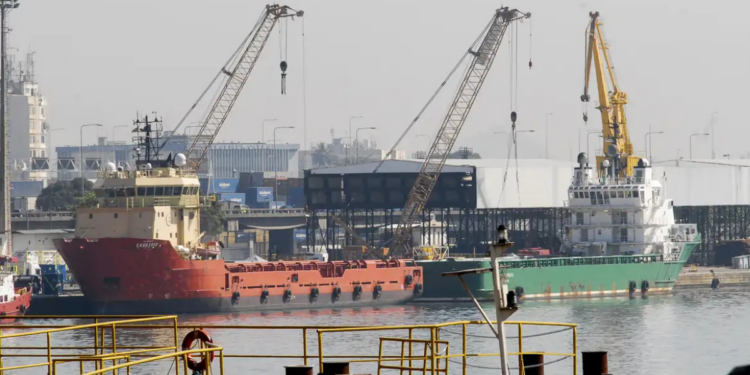 TRF2 mantém suspensão do aumento do imposto de exportação sobre petróleo para 12%. Decisão envolve disputa entre governo e multinacionais do setor.