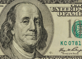 Dólar recua para R$ 5,01 e Ibovespa atinge novo recorde histórico com alta de 1,12%, impulsionados por fluxo estrangeiro e cenário global de maior apetite por risco.