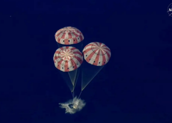 Missão Artemis II da NASA retorna com sucesso após dez dias, marcando avanço histórico na retomada das viagens tripuladas à Lua.