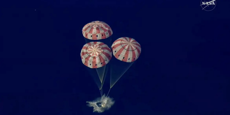 Missão Artemis II da NASA retorna com sucesso após dez dias, marcando avanço histórico na retomada das viagens tripuladas à Lua.
