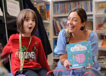 Livro “Uma Mente Borbulhante”, escrito por criança de 7 anos, retrata vivências com autismo e TDAH e será lançado no Rio de Janeiro com foco em inclusão.