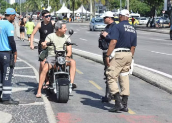 Prefeitura do Rio faz quase 2 mil abordagens em ciclovias em operação educativa sobre novas regras de mobilidade urbana para ciclomotores, bikes elétricas e patinetes.