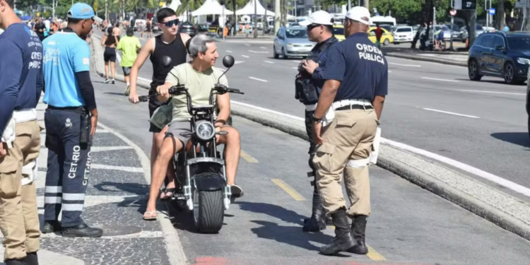 Prefeitura do Rio faz quase 2 mil abordagens em ciclovias em operação educativa sobre novas regras de mobilidade urbana para ciclomotores, bikes elétricas e patinetes.
