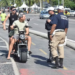 Prefeitura do Rio faz quase 2 mil abordagens em ciclovias em operação educativa sobre novas regras de mobilidade urbana para ciclomotores, bikes elétricas e patinetes.