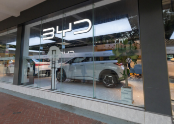 China pede que empresas cumpram leis locais após caso da BYD no Brasil envolvendo investigação trabalhista e inclusão em “lista suja”.