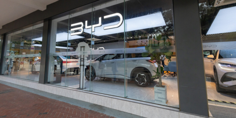 China pede que empresas cumpram leis locais após caso da BYD no Brasil envolvendo investigação trabalhista e inclusão em “lista suja”.