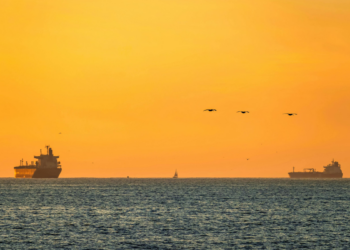 Irã reage ao bloqueio dos EUA no Estreito de Ormuz, ameaça retaliação e aumenta tensão no Oriente Médio, com impacto imediato no preço do petróleo.