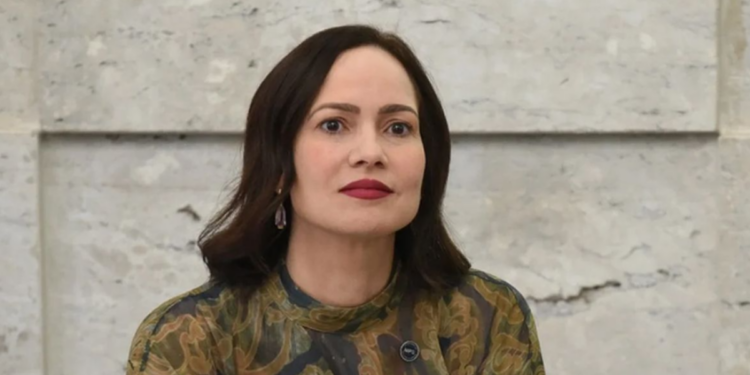Ana Cristina Viana Silveira é a nova presidente do INSS. Conheça a trajetória da servidora de carreira que assume o órgão com foco em eficiência e redução de filas.